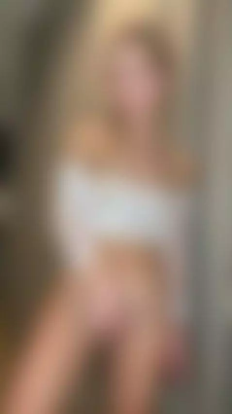 ❤️‍🔥 Blonde hottie spreading wide and horny 😈 by emiweiss