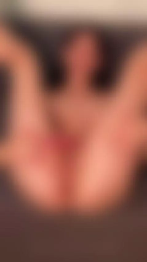 Juicy asshole grab in this hot pose. Join my OnlyFans by moniiik