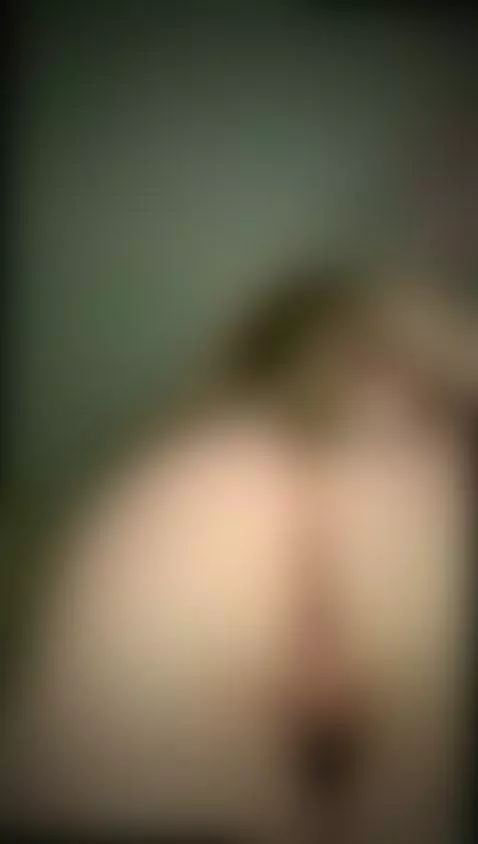 💋Long-haired beauty looking up seductively 🔥 Unlock my OF by grasenoir