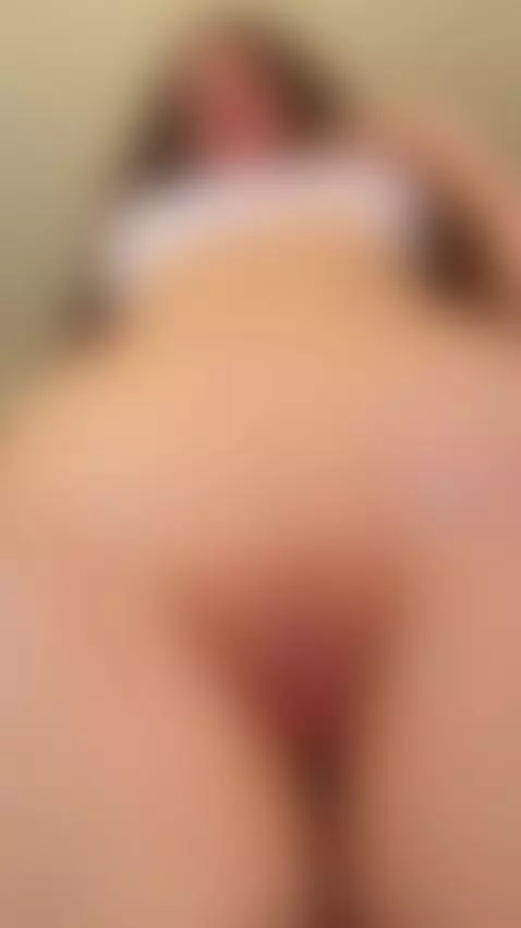 Curly hair, open pussy and a very wet session… Sub OF by elliebunnys