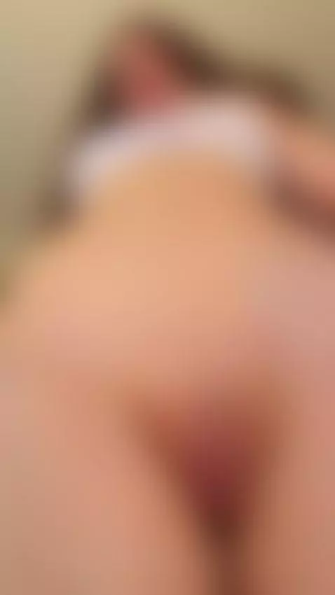 Pink pussy was completely exposed. Sub OF by elliebunnys