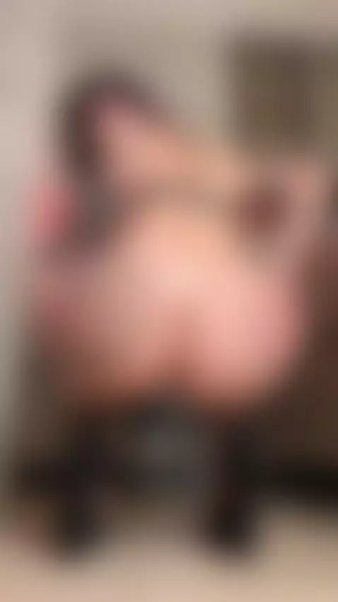 This blacked brand set shows off my curves perfectly. Sub OF by shameles
