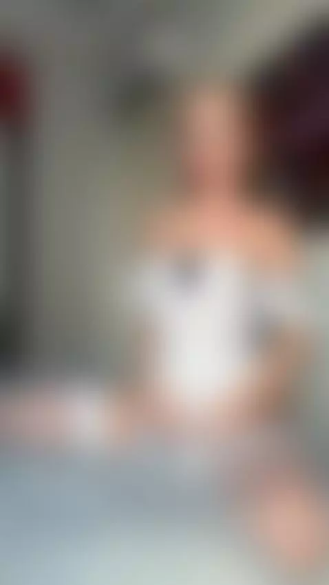 Cute girl with a gold hair clip and natural curves. Sub OF by skylarnappi