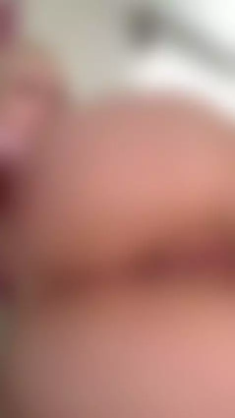 Plump ass pressed close with her lips slightly parted 💘 by slinkxox