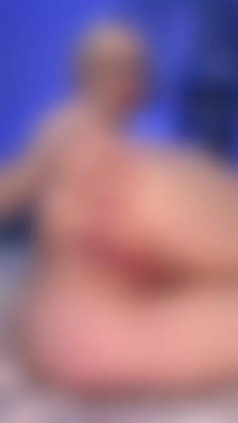 Blonde babe spreads wide and plays with herself slow 🍆 by slinkxox