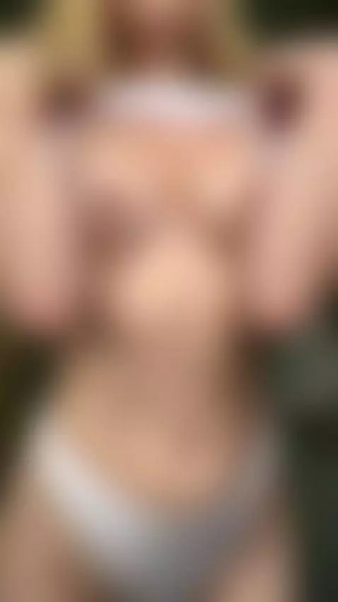 Big tits bounce as she pulls shirt up 🥰 by heldeluxe