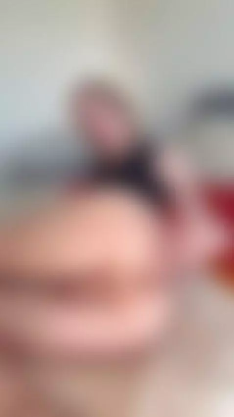 Hand presses into her rounded ass as she arches back 🍆 by alicefez