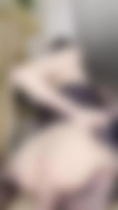 Plump ass spreads wide on the floor 🥰 by ginadivinee