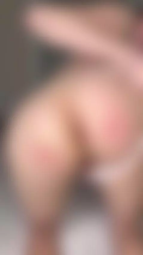 Plump ass lifted high as she teases with her fingers 😇 by ginadivinee