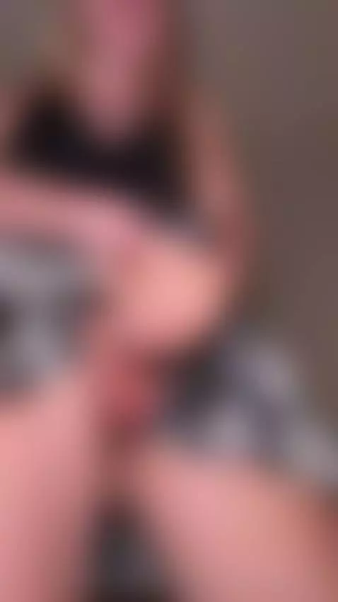 I cum loudly from a fast handjob by angielanets