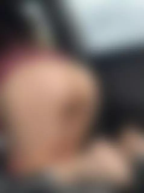 Spreading her pussy in the back seat of the car Sub OF by naomiblaire