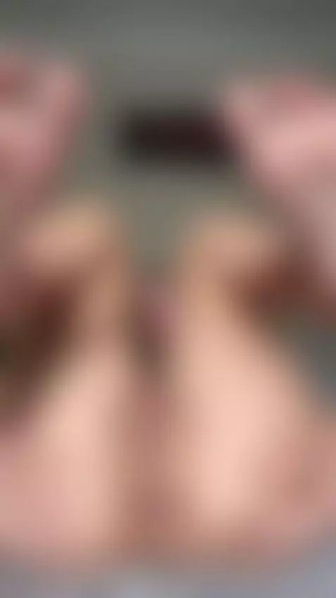 Soles facing you with my pink pussy in the middle 🔥 Onlyfans by naomiblaire
