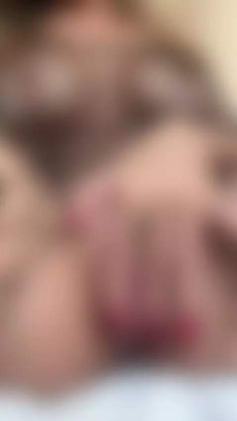 Wet pussy gets fingered hard and deep by amydreamy