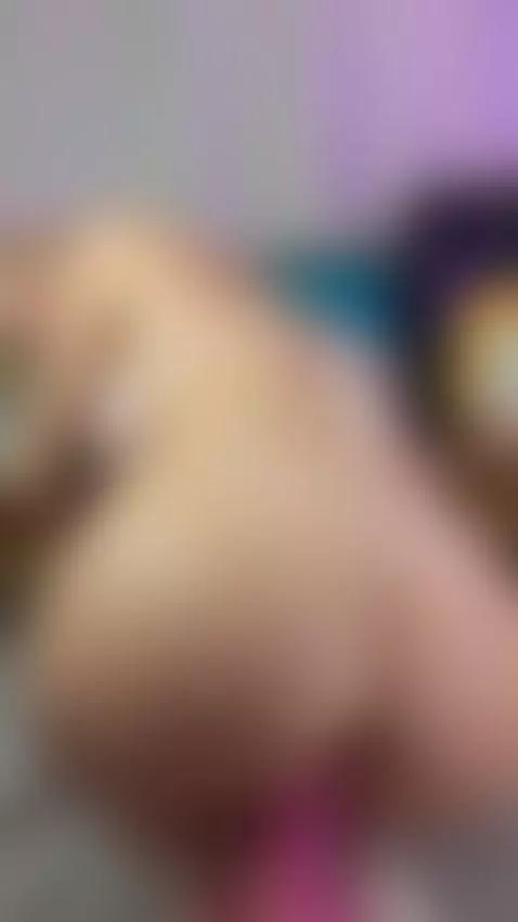 Something special and FREE is waiting or you 🎁 DM "💖" on OF,... by elliefaye