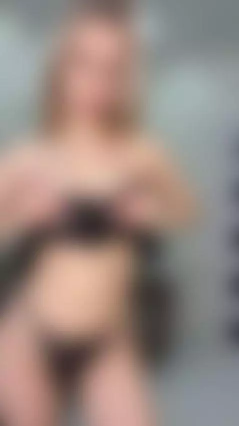 Got a FREE naughty treat for you 🍭 DM "😋" on OF, link in bio by reiraqx