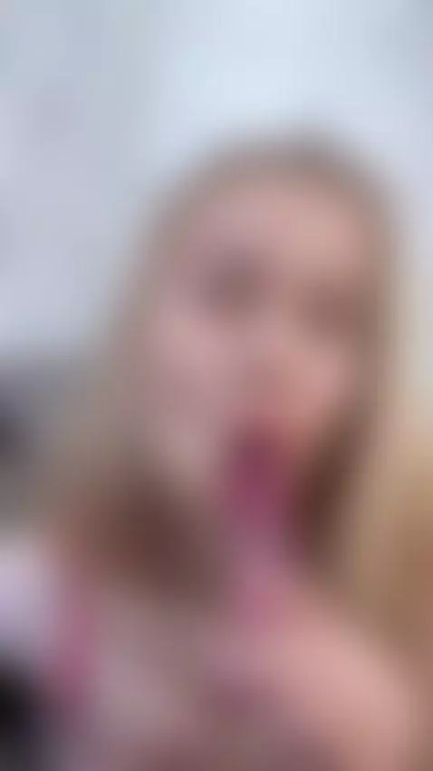Got a FREE naughty treat for you 🍭 DM "😋" on OF, link in bio by reiraqx