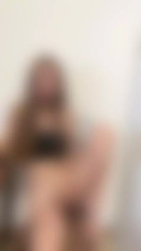Got a FREE naughty treat for you 🍭 DM "😋" on OF, link in bio by reiraqx