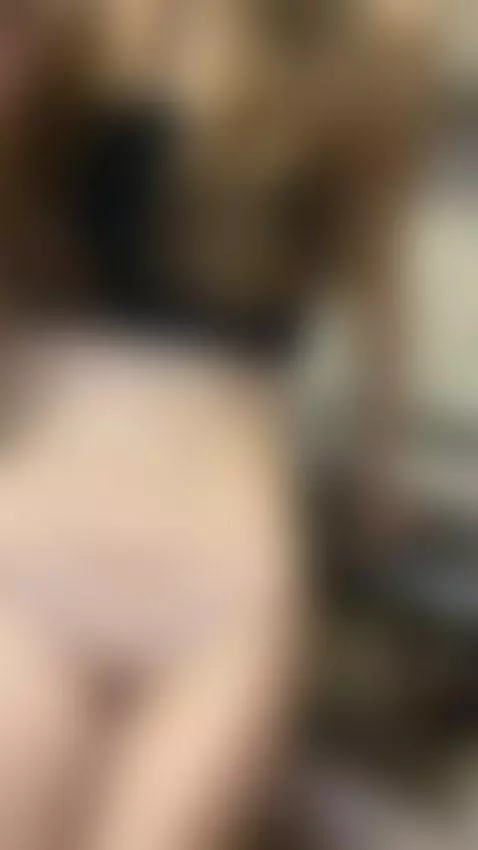Got a FREE naughty treat for you 🍭 DM "😋" on OF, link in bio by reiraqx