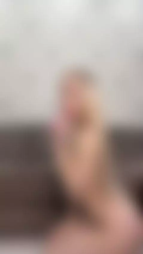 Got a FREE naughty treat for you 🍭 DM "😋" on OF, link in bio by reiraqx