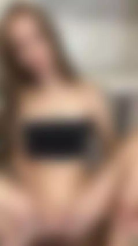Got a FREE naughty treat for you 🍭 DM "😋" on OF, link in bio by reiraqx