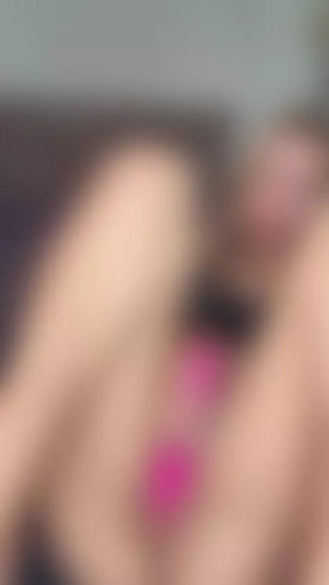 Got a FREE naughty treat for you 🍭 DM "😋" on OF, link in bio by reiraqx