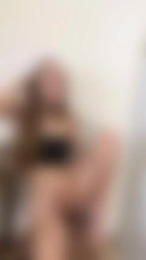 Got a FREE naughty treat for you 🍭 DM "😋" on OF, link in bio by reiraqx