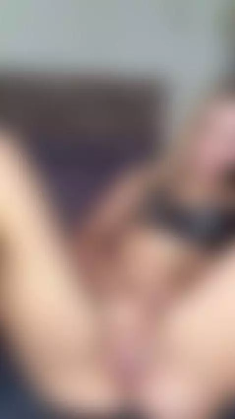 Got a FREE naughty treat for you 🍭 DM "😋" on OF, link in bio by reiraqx