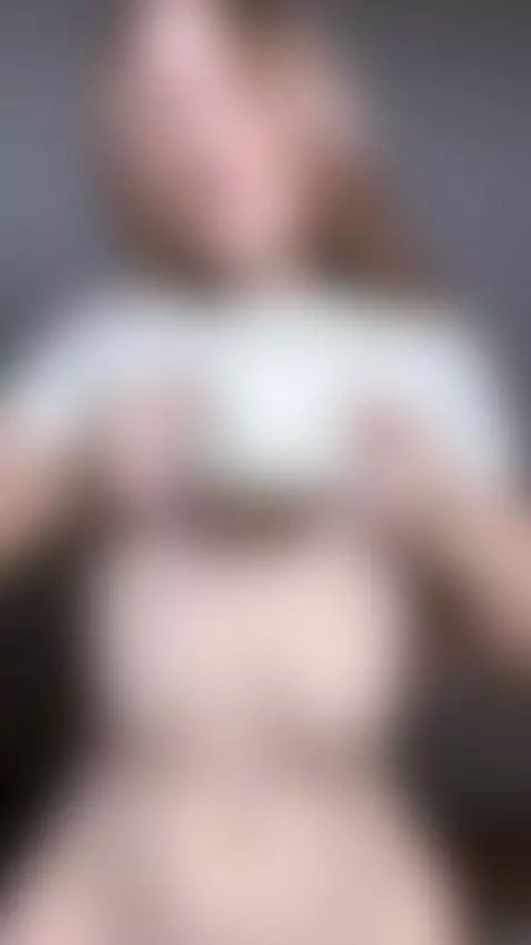 Big tits out as she yanks her shirt up 💦 by aalisaa