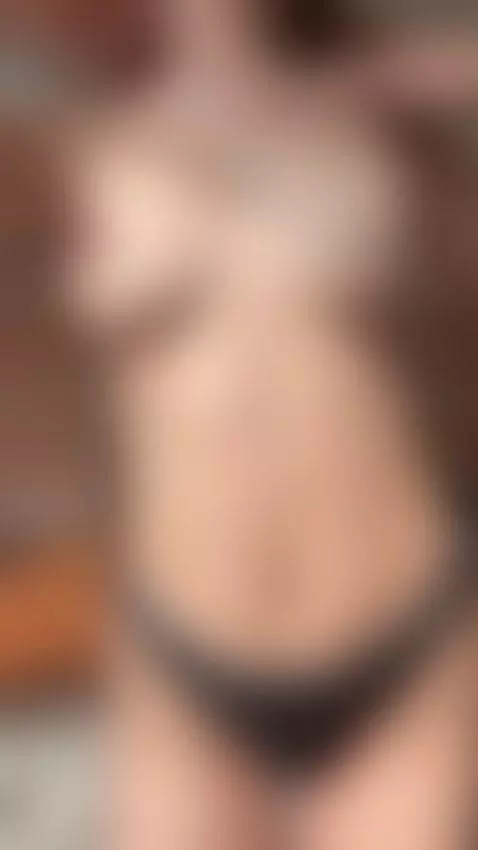 🔥Brunette showing her big tits and round ass 💦 See it on OF by sophiefaye