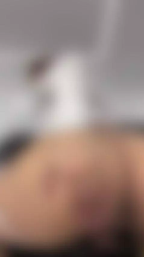 Hand grips her round ass as she leans forward by noemits