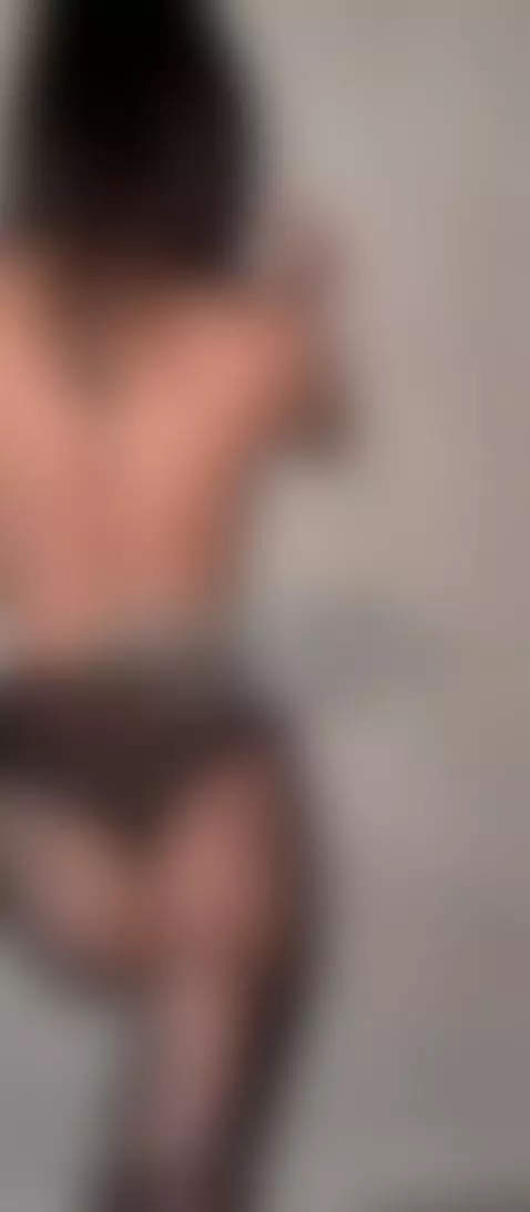 Thick ass pressed against the wall in fishnets 🥵 by sofits