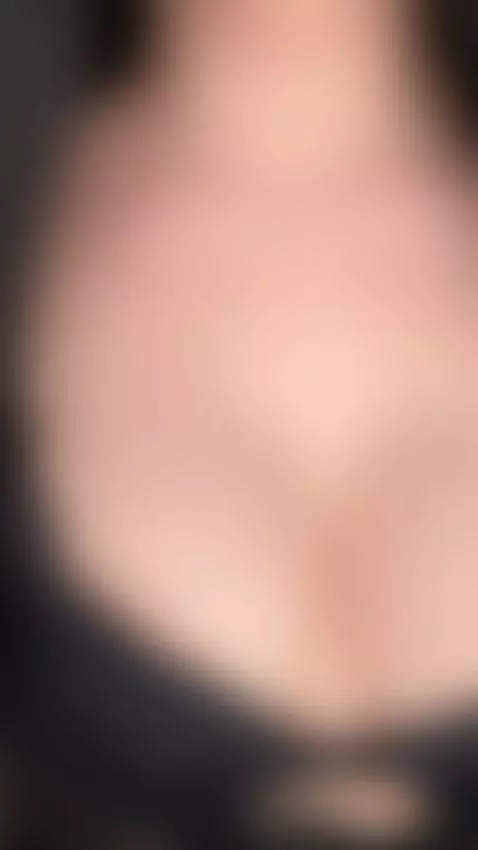 do you like my titts?🤤 by goldencurves