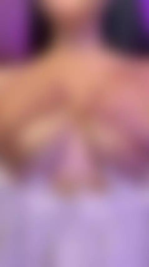 Mmmm, aqui rebotando mis tetas, y upss, se me salieron! 😍🔥
M... by alisontatcher