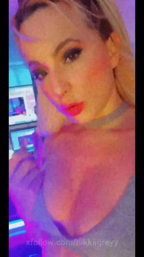 Live in few min by nikkiigreyy