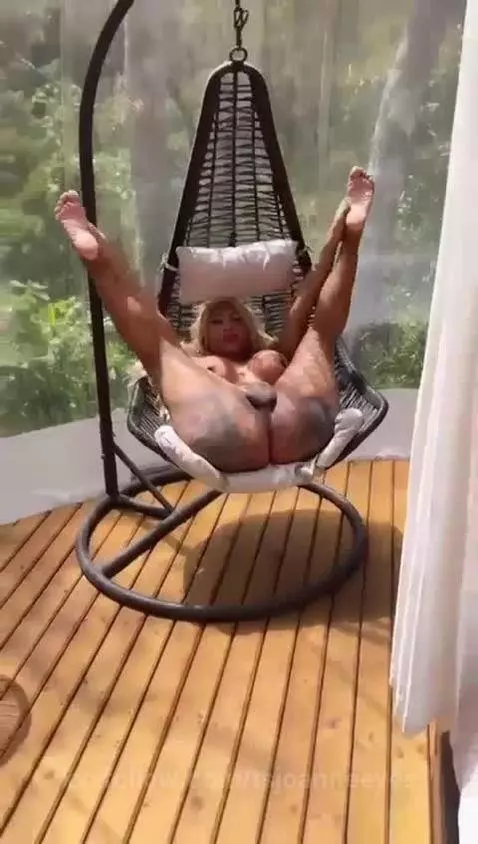 hot, public, bigass by tsjoanneeyes