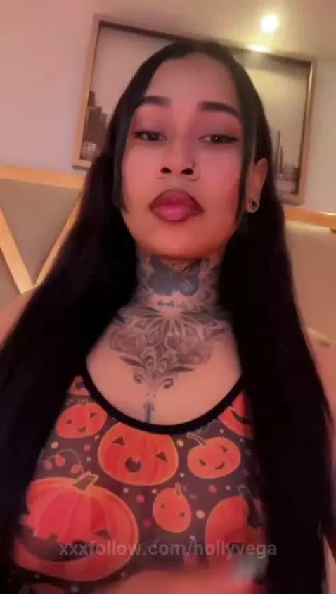 Forget tricks, I’m only here for your treat🎃🔥🤤 by hollyvega