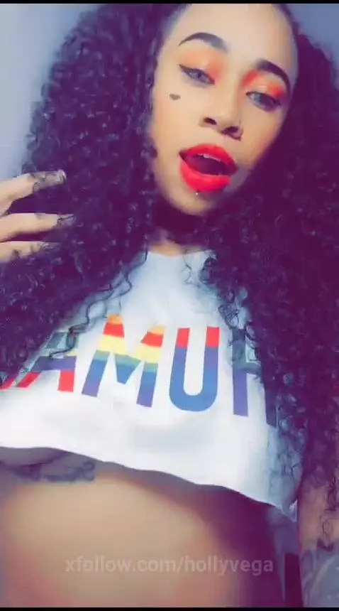 Hey would you like enjoy a good time with me 😏 by hollyvega