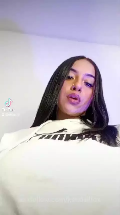 https://www.camsoda.com/kendallfox by kendallfox