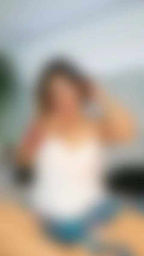 Shaking boobies by mollyglitter