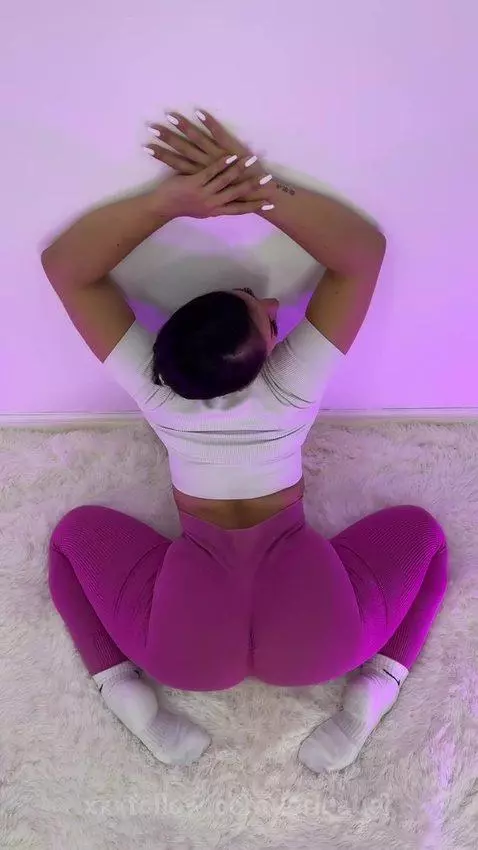 THIS IS HOW I LIKE TO STRETCH
Everyone loves some yoga pants... by loribauer