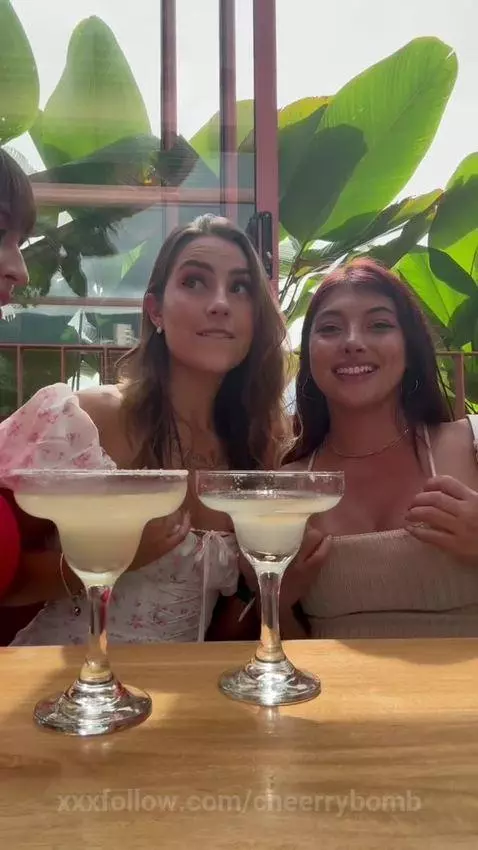 Naughty Friends! 😈😏
@laura-jonesx by cheerrybomb