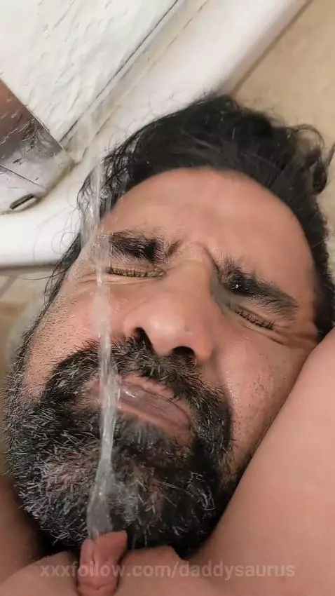 she takes a piss while i eat her pussy and i cant breathe! by daddysaurus