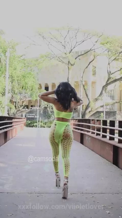 Comenta cual seria tu reaccion, si me encuentras caminando a... by viioletlover