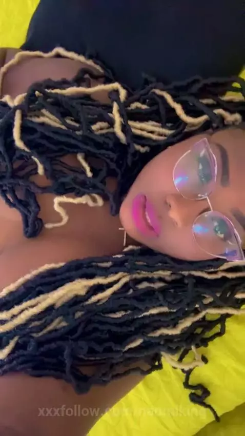 Lots of kisses by naomiking